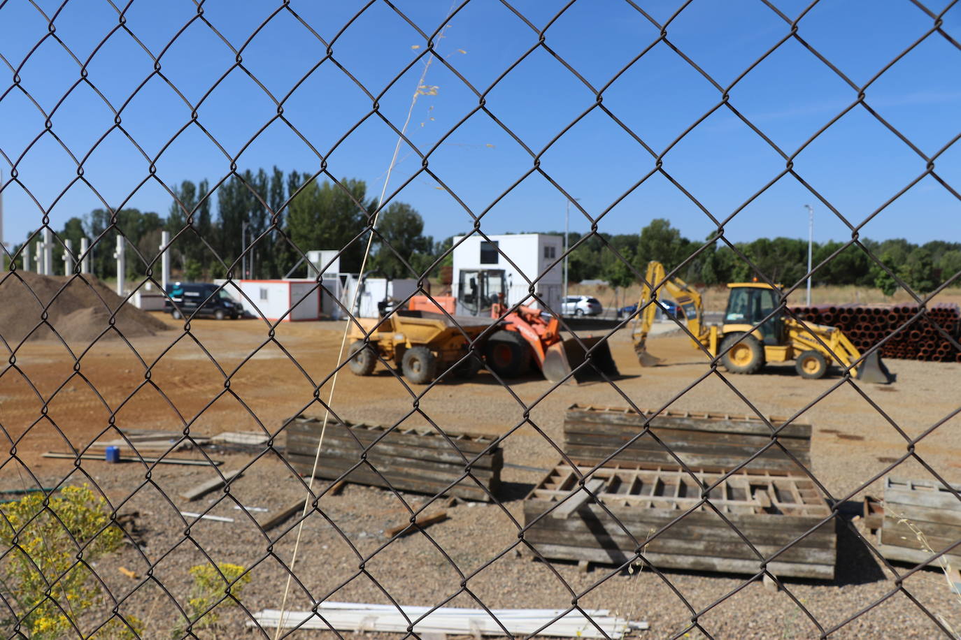 Obras del nuevo centro comercial en el barrio de La Lastra en León. 