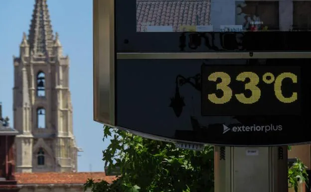 Un termómetro muestra 33 grados en el centro de la capital leonesa.