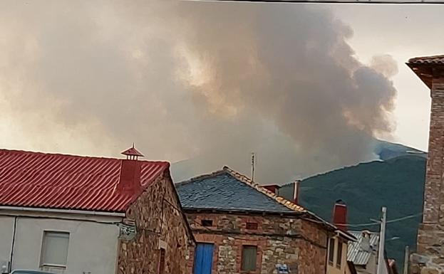 Incendio en la localidad leonesa de Boca de Huérgano.