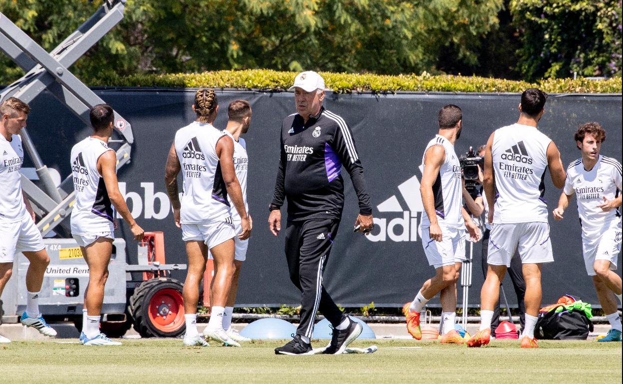 Carlo Ancelotti, durante un entrenamiento del Madrid en pretemporada.