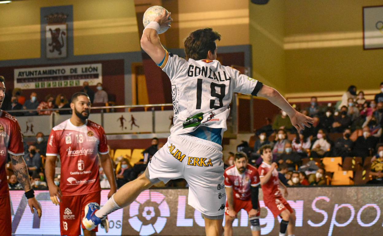 Un jugador del Ademar realiza un lanzamiento a portería.