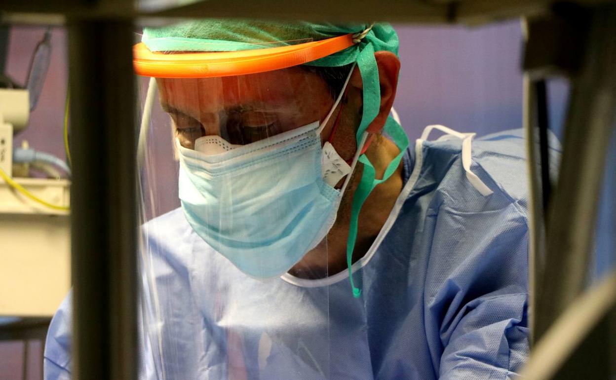 Un médico en una UCI de un hospital de la comunidad. 