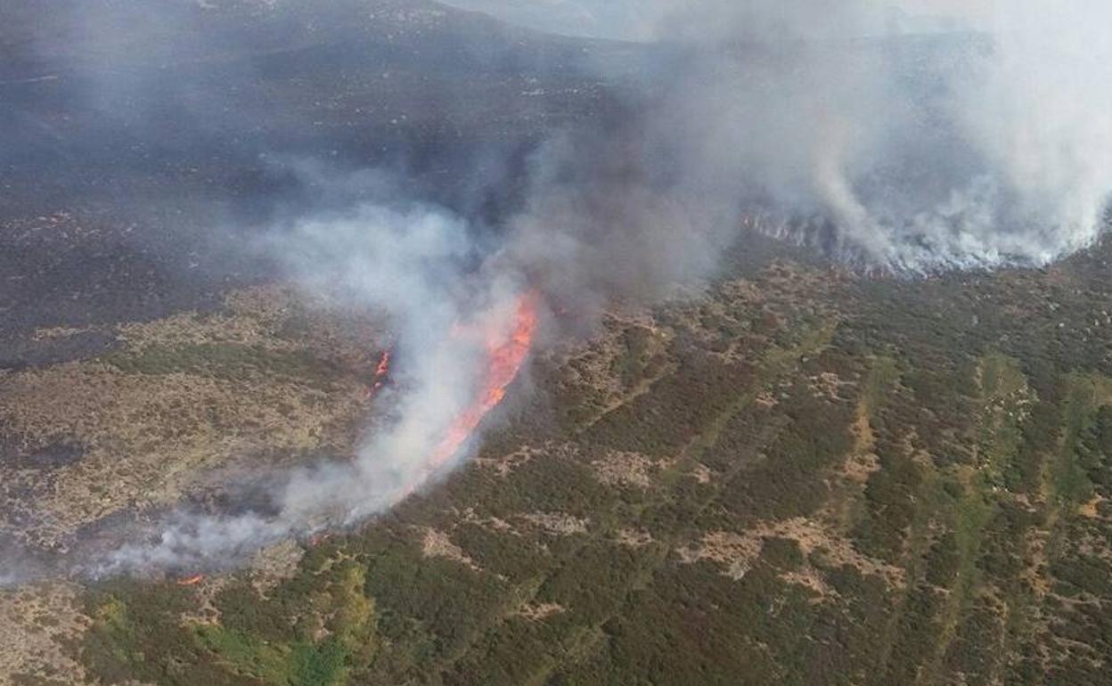 Imagen aérea del incendio forestal de Boca de Huergano. 