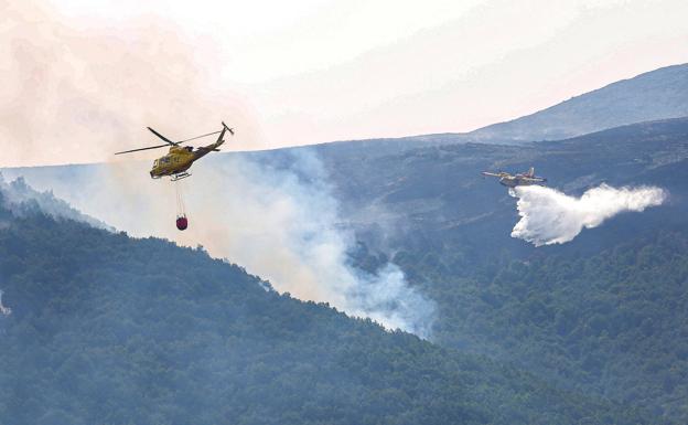 El fuego en Boca de Huérgano sigue avanzando por el frente norte donde se concentran los medios