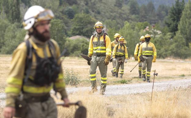 Varios medios aéreos y terrestres de la Junta de Castilla y León y del Gobierno de España, participan en la extinción del incendio de nivel 2 en el municipio de Boca de Huérgano (León)