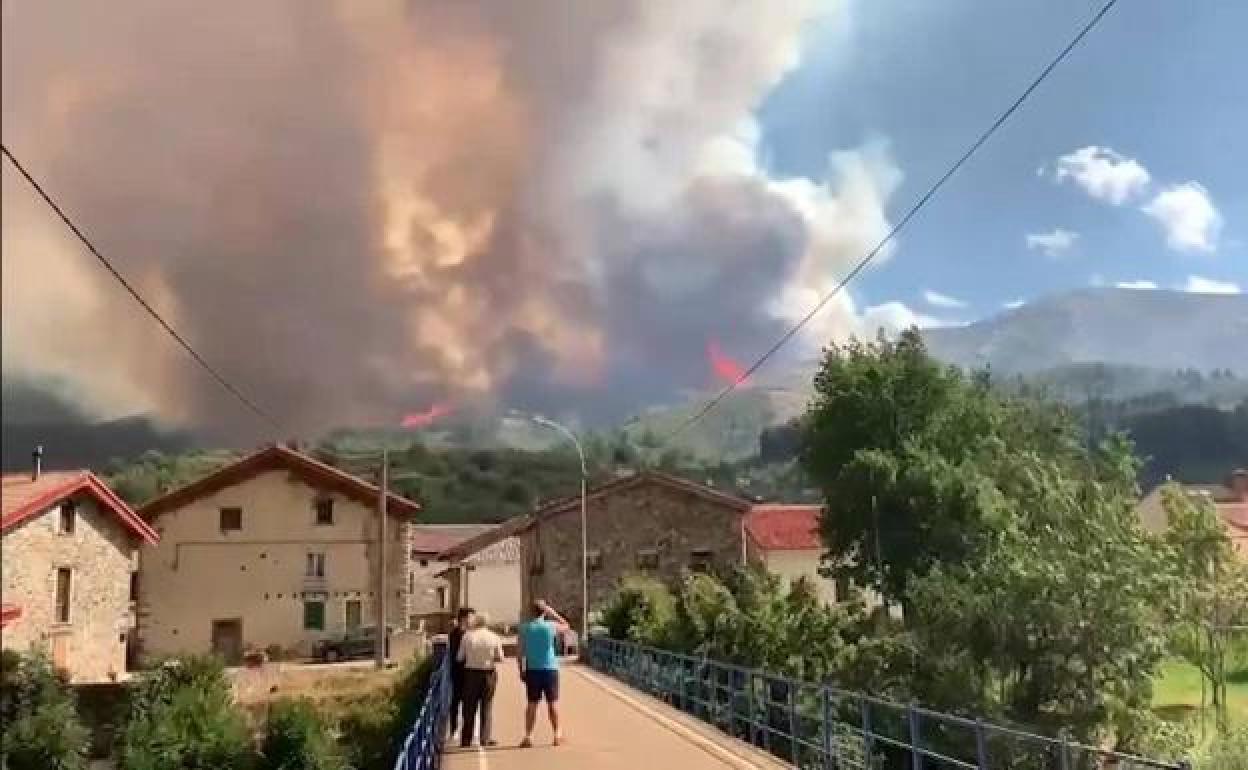 Incendio forestal en Boca de Huérgano. 