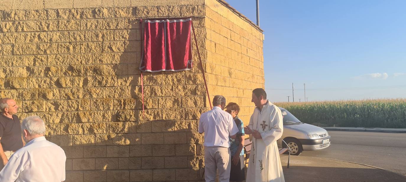 Momento de inauguración de la placa en la calle Monseñor Miguel Ángel Cadenas