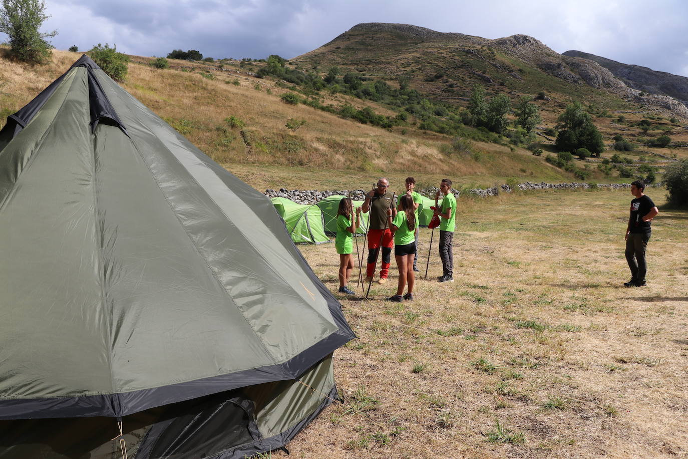 Los cinco niños que participarán en 'Aventura Trashumante' durante esta semana. 