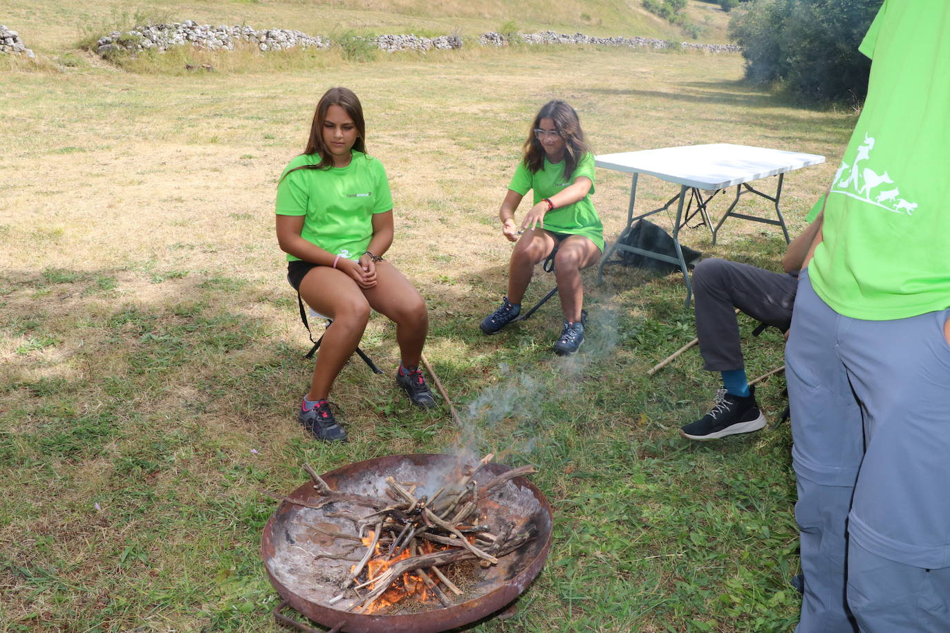 Los cinco niños que participarán en 'Aventura Trashumante' durante esta semana. 