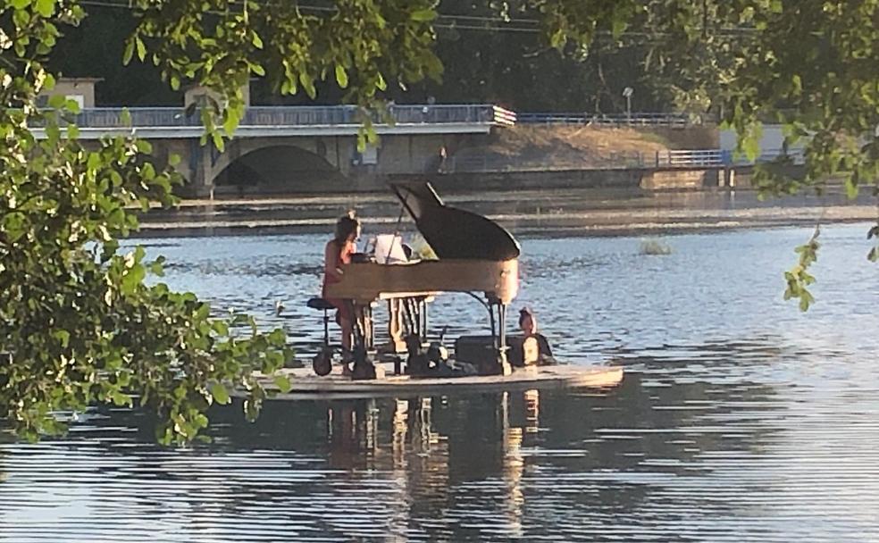 Un instante del concierto sobre el río Órbigo 