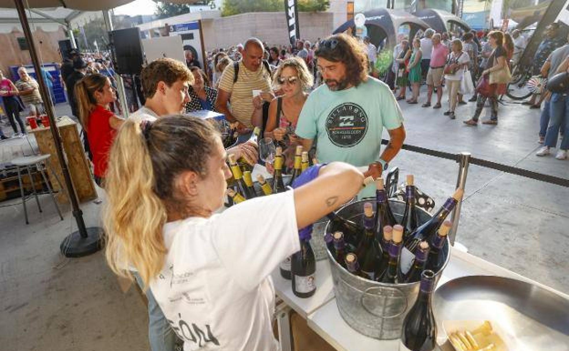 Largas colas. A las ocho de la tarde, medio centenar de personas aguardaban la última degustación leonesa de la jornada, consistente en queso y vino.