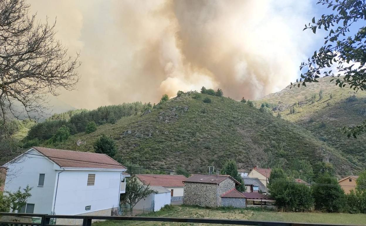 Una de las primeras jornadas del incendio en Boca de Huérgano, cuando el fuego complicaba las tareas de extinción.