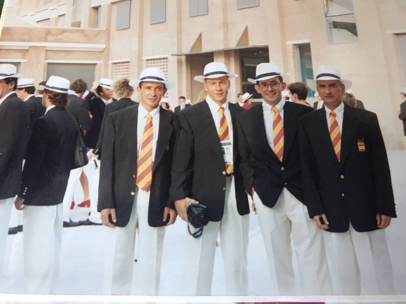 Rodrigo Gavela, primero por la izquierda, antes del desfile de inauguración de Barcelona 1992.