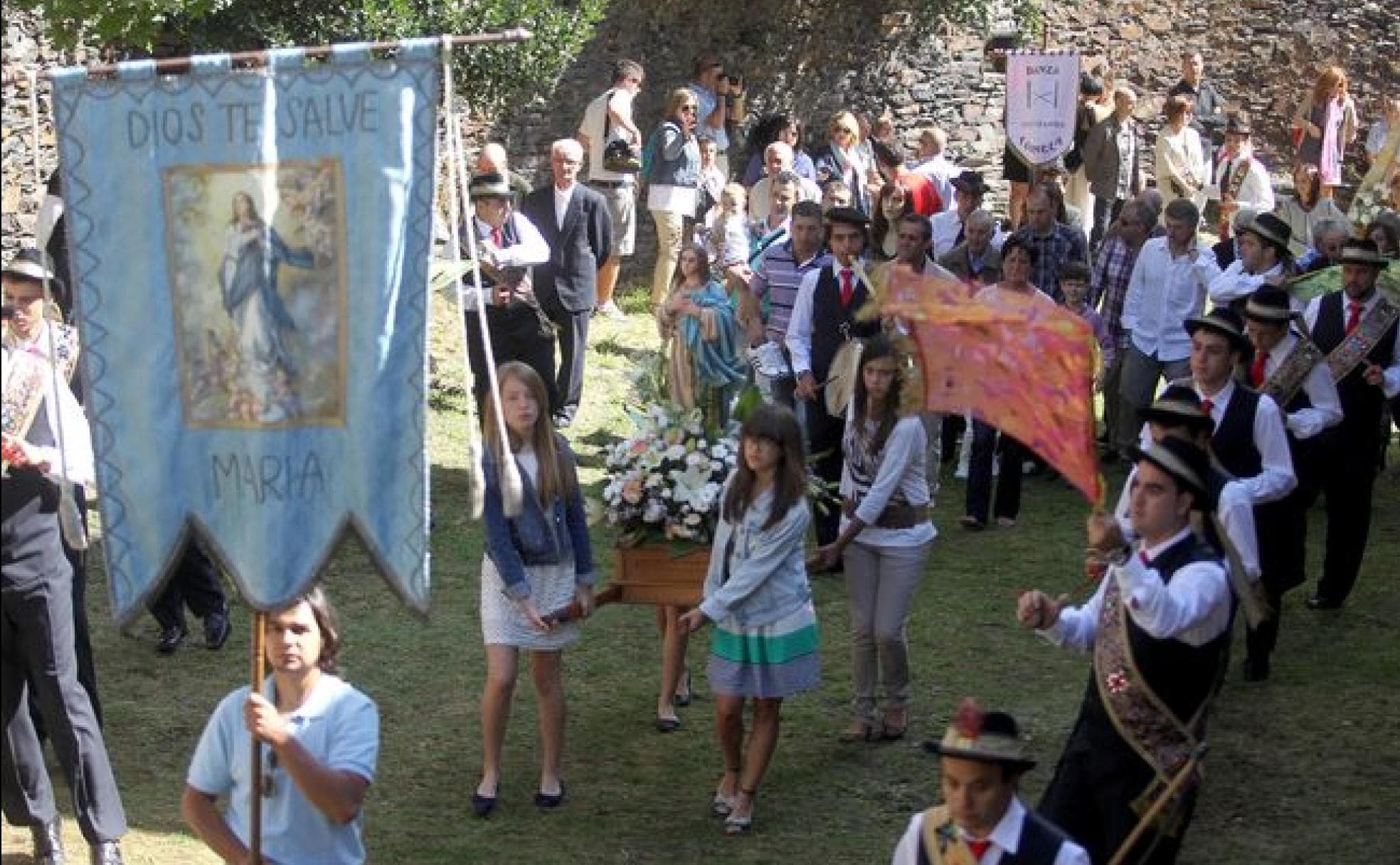 Los pueblos de León vuelven a disfrutar de las actividades de esta jornada festiva de 15 de agosto; en la imagen, la romería de la Virgen de Trascastro, en el Valle de Fornela.
