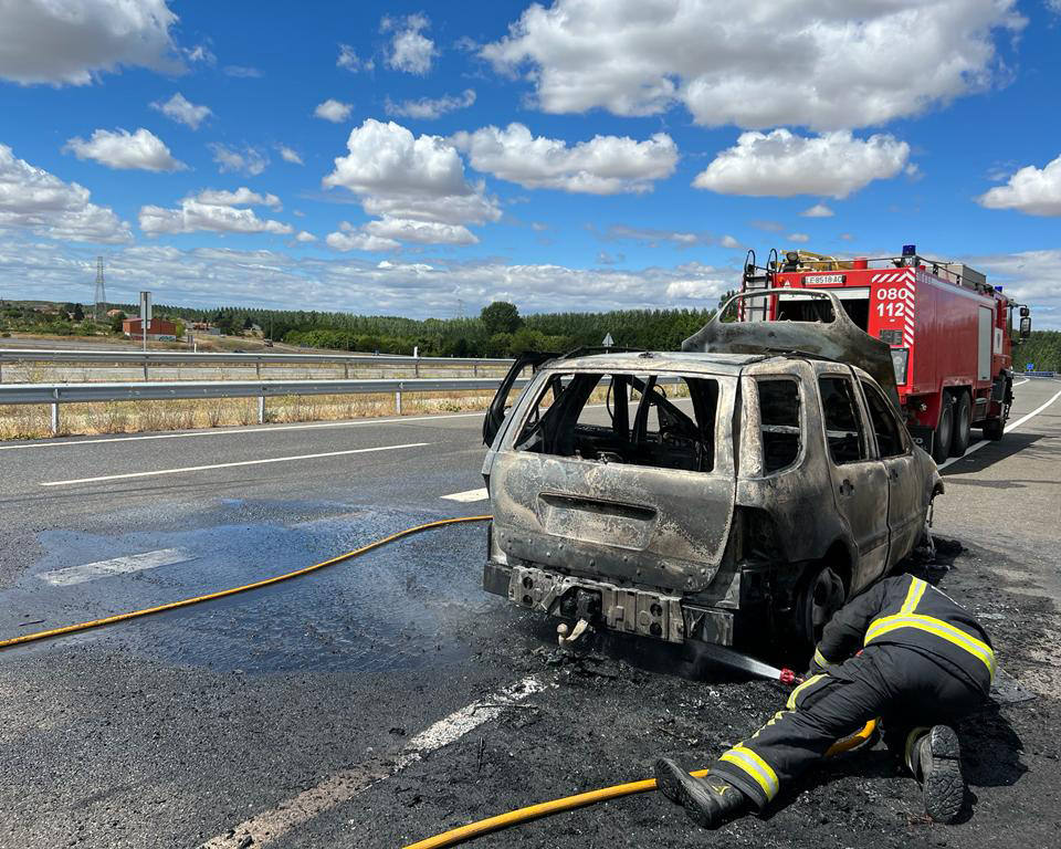 Imagen de los Bomberos actuando en el lugar. 