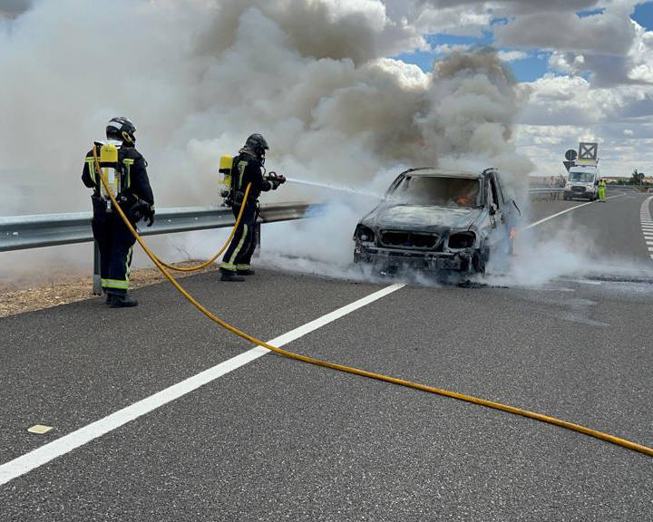 Imagen de los Bomberos actuando en el lugar. 