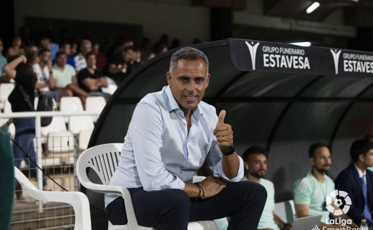 José Gomes saluda a cámara minutos antes del inicio del partido entre el FC Cartagena y la SD Ponferradina.