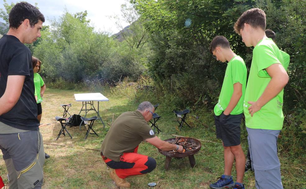 Aventura Trashumante es una iniciativa solidaria para que adolescentes que han superado un cáncer pasen una semana en la montaña de León. 