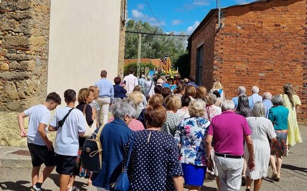 Galería. Los vecinos de Robledo procesionan tras San Roque en su día.