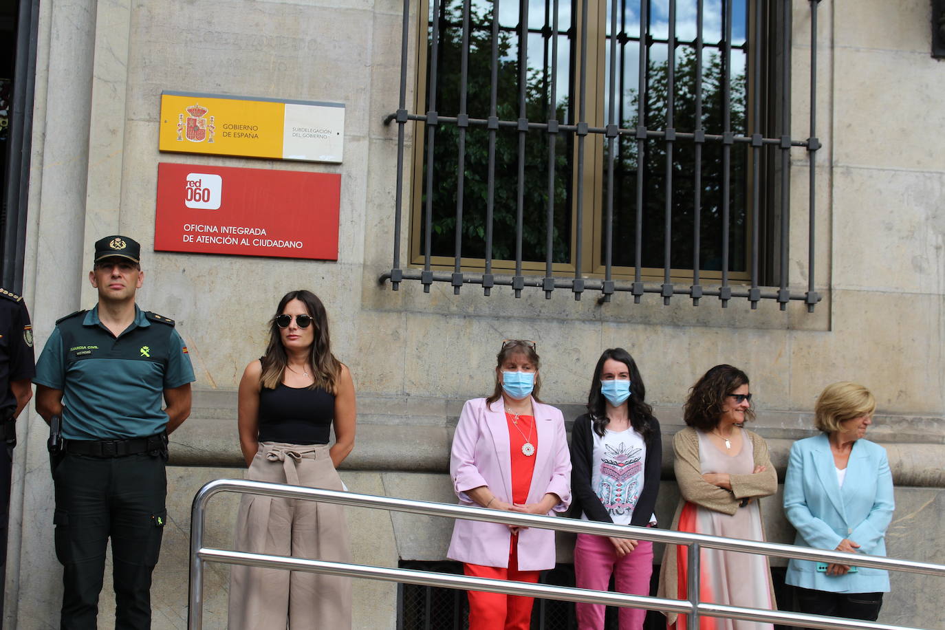 Minuto de silencio en la Subdelegación del Gobierno en León en recuerdo a las víctimas de violencia de género.