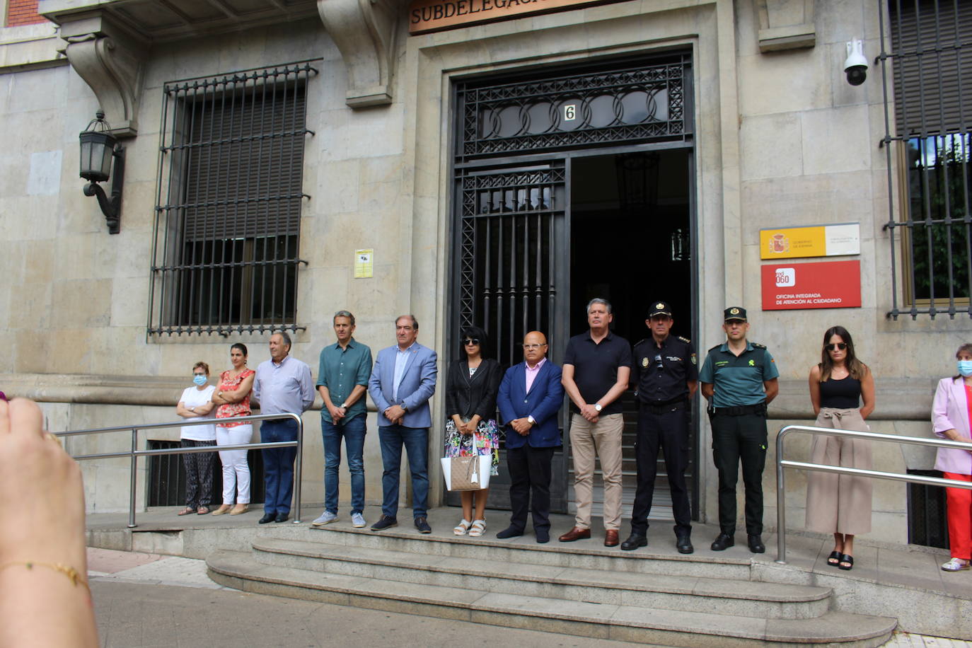 Minuto de silencio en la Subdelegación del Gobierno en León en recuerdo a las víctimas de violencia de género.