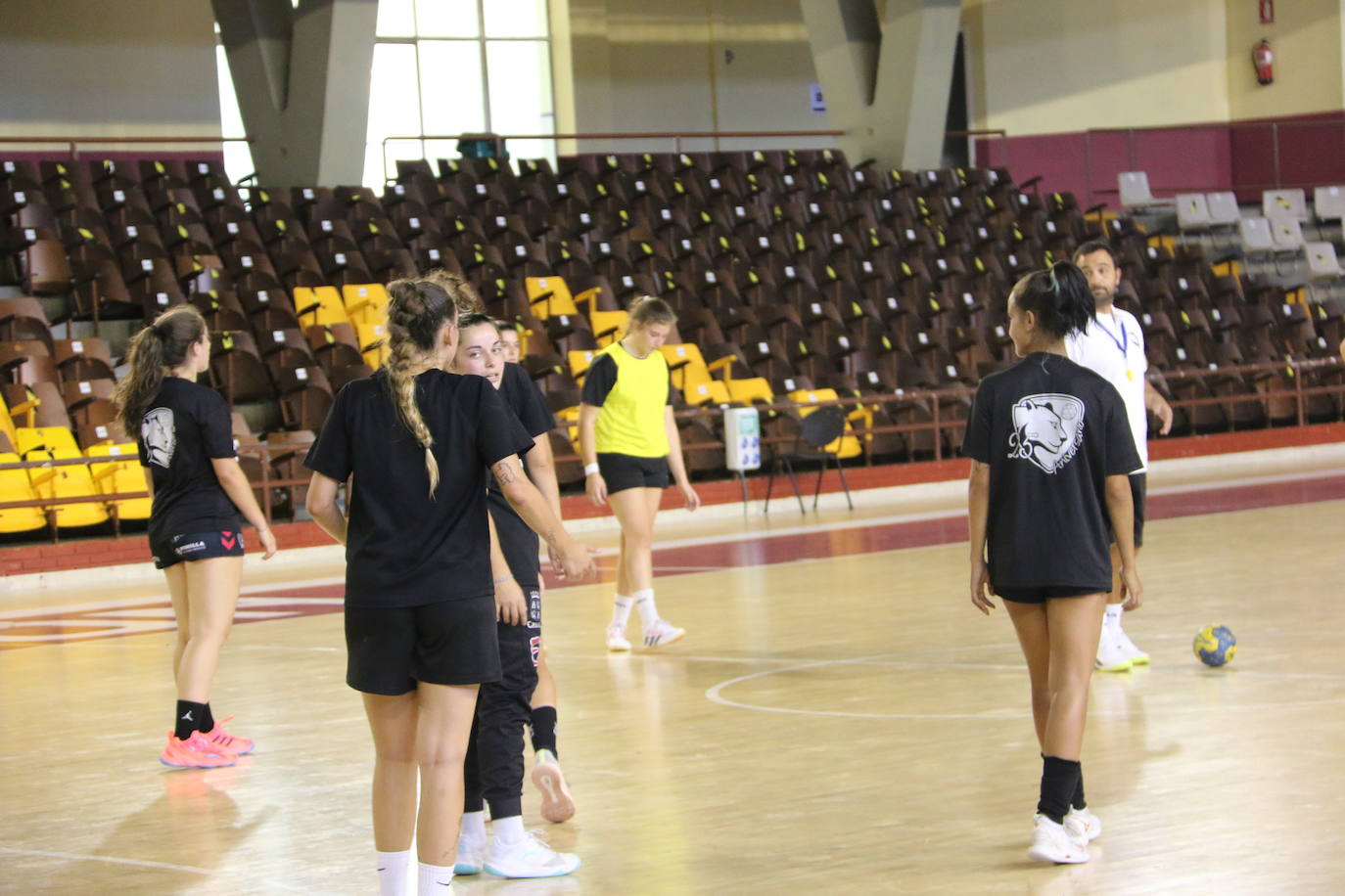 Las jugadoras del Cleba efectúan su primer entrenamiento de la temporada 2022/2023