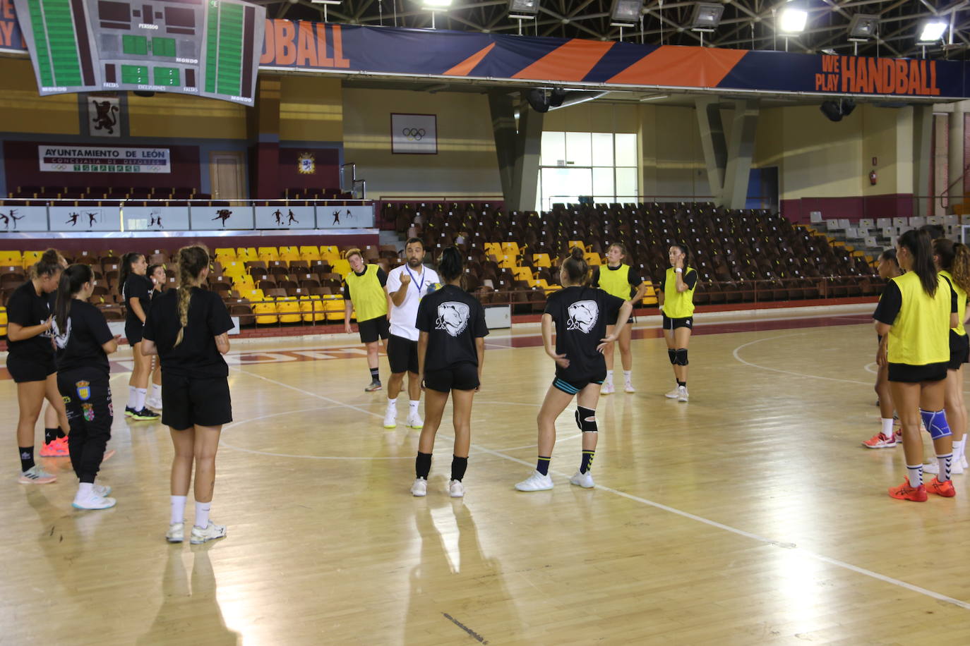 Las jugadoras del Cleba efectúan su primer entrenamiento de la temporada 2022/2023