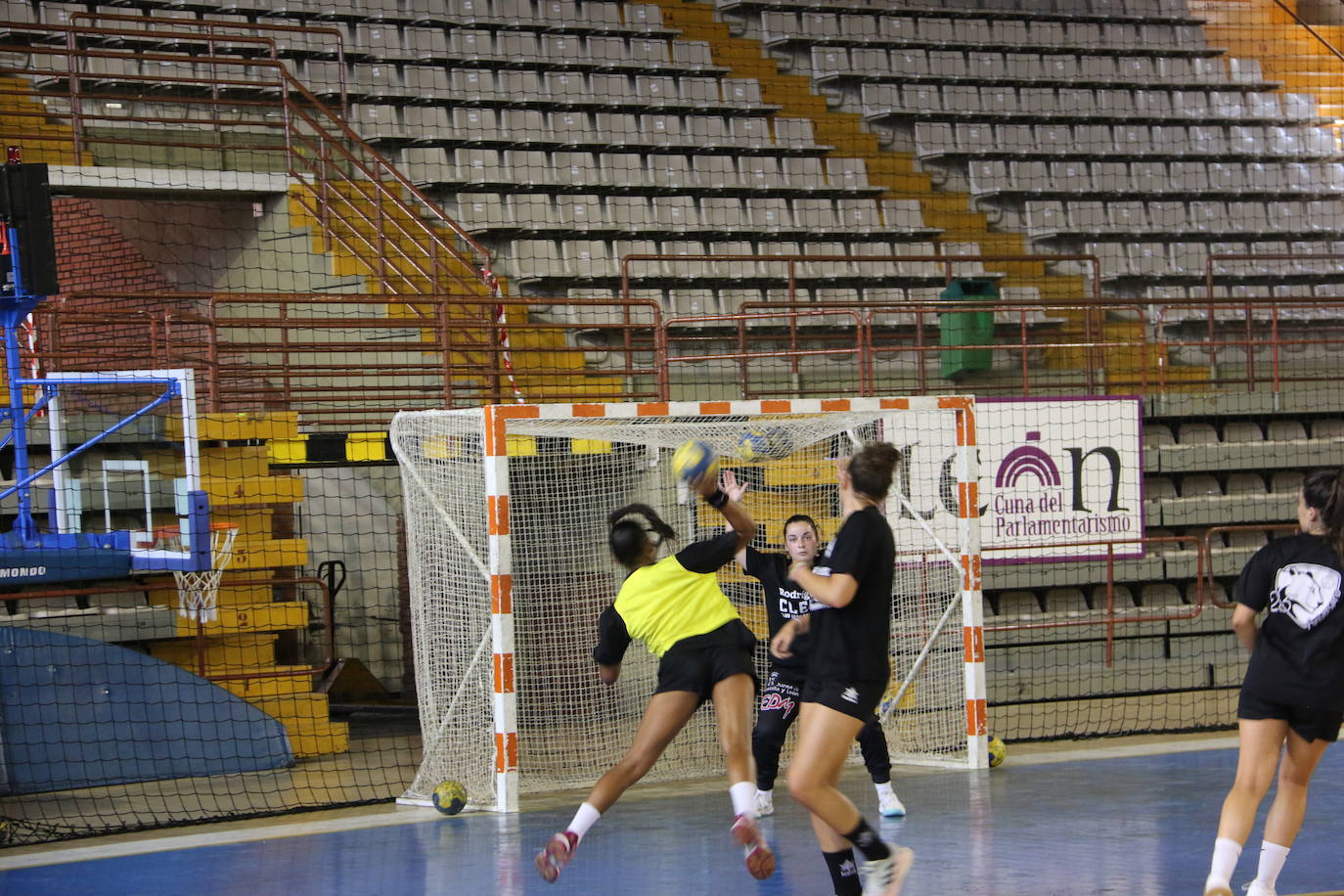 Las jugadoras del Cleba efectúan su primer entrenamiento de la temporada 2022/2023