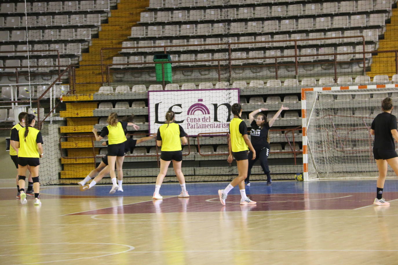 Las jugadoras del Cleba efectúan su primer entrenamiento de la temporada 2022/2023