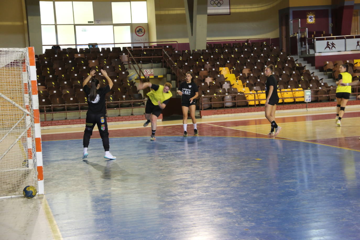 Las jugadoras del Cleba efectúan su primer entrenamiento de la temporada 2022/2023