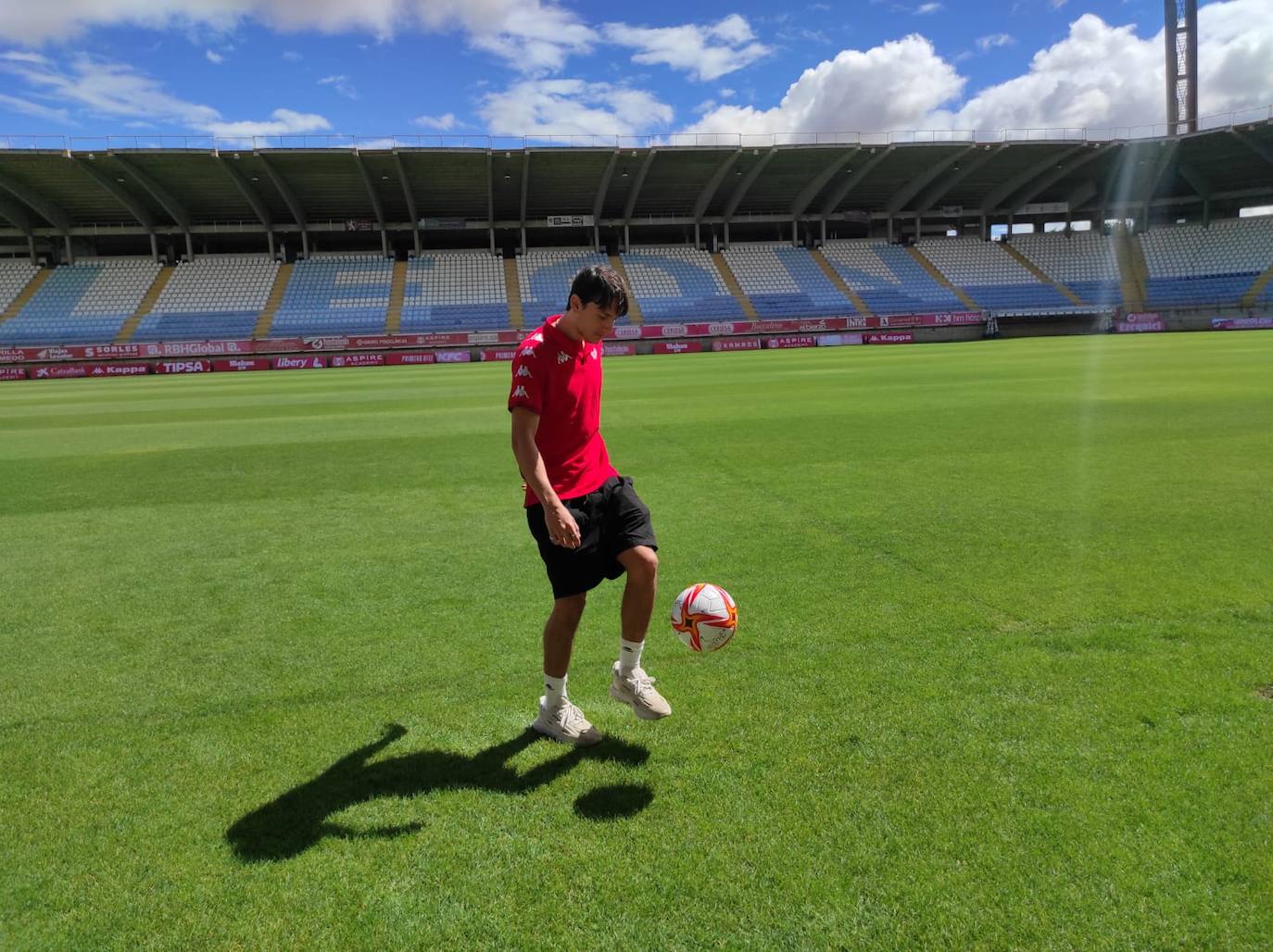 Presentación de Joel López, nuevo jugador de la Cultural y Deportiva Leonesa