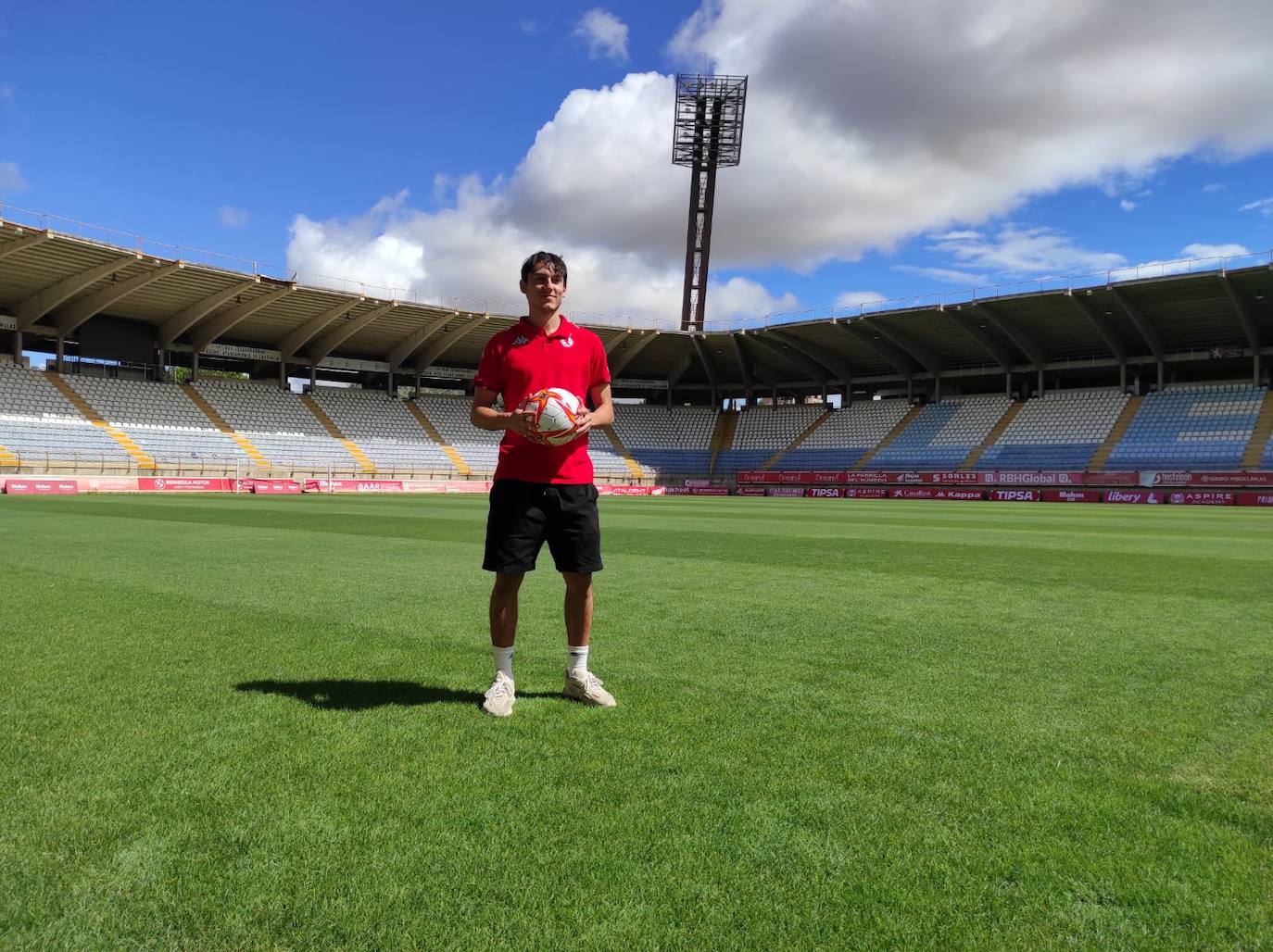 Presentación de Joel López, nuevo jugador de la Cultural y Deportiva Leonesa