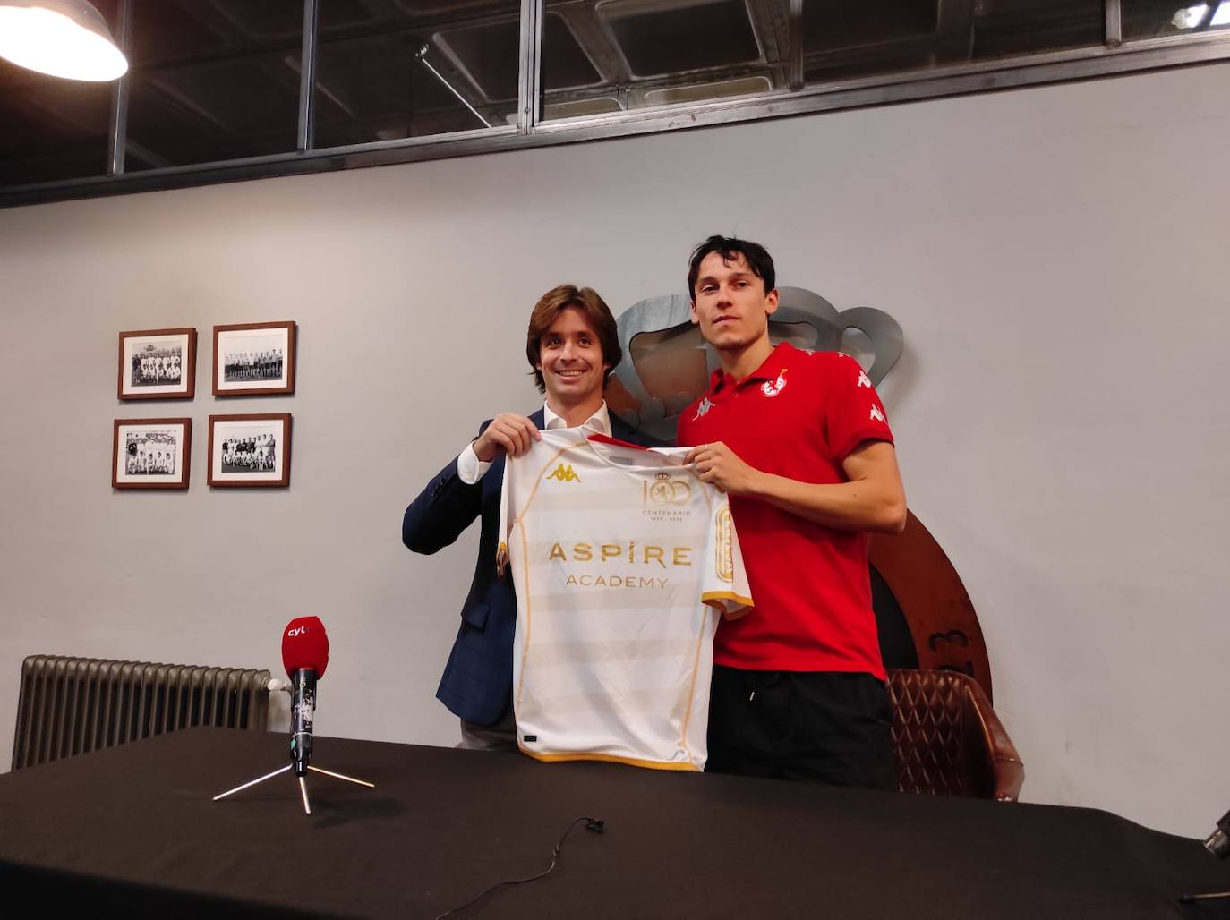 Presentación de Joel López, nuevo jugador de la Cultural y Deportiva Leonesa