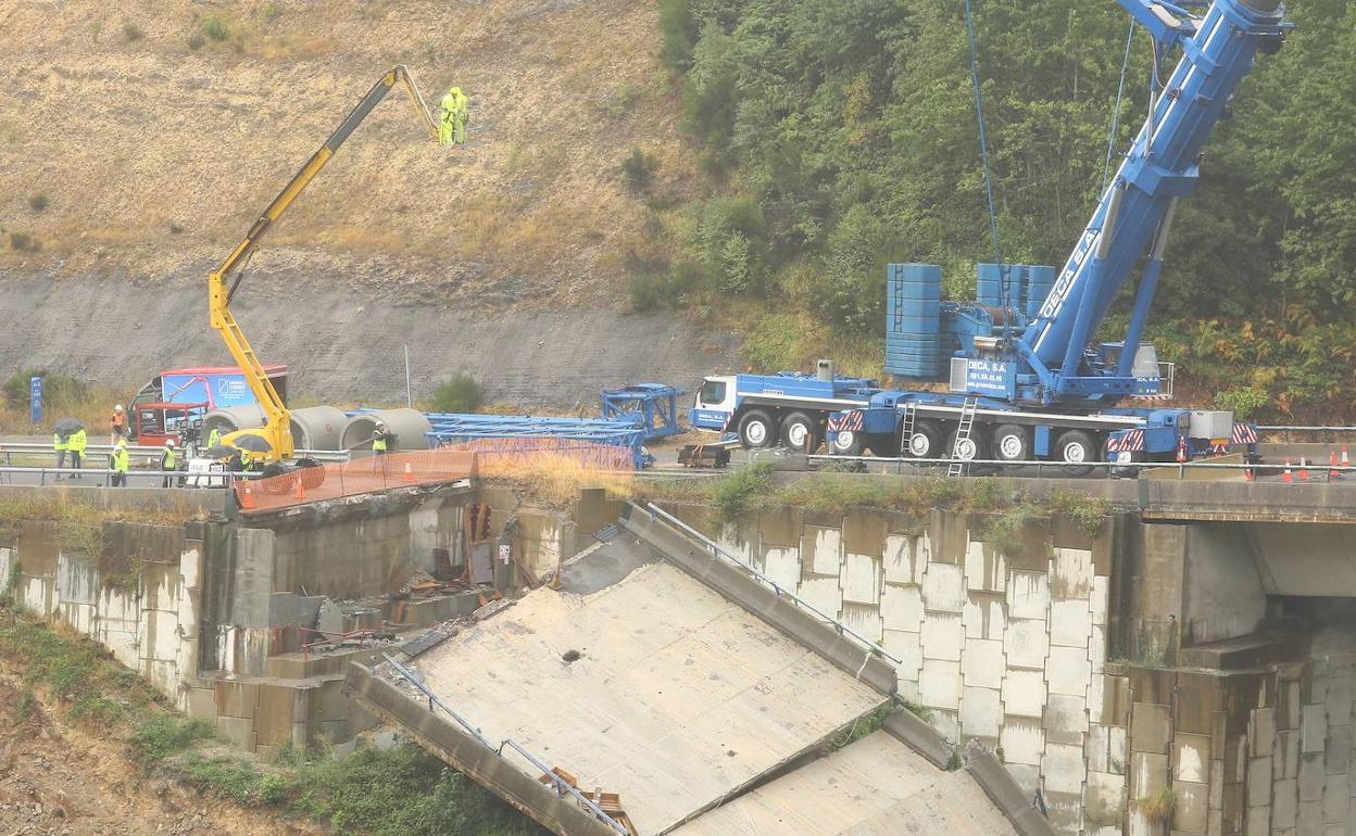 Desmantelamiento del vano del viaducto de Castro. 