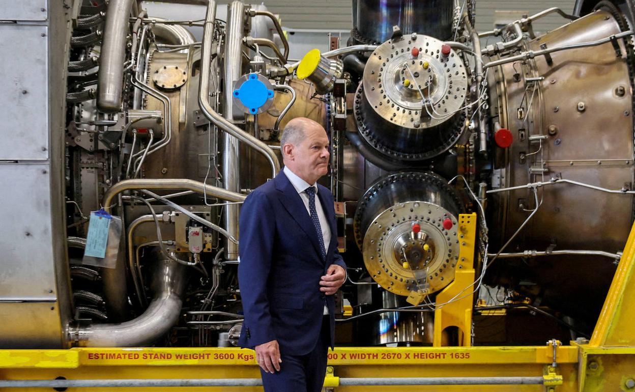 El canciller alemán Olaf Scholz, junto a una turbina del gasoducto Nord Stream.