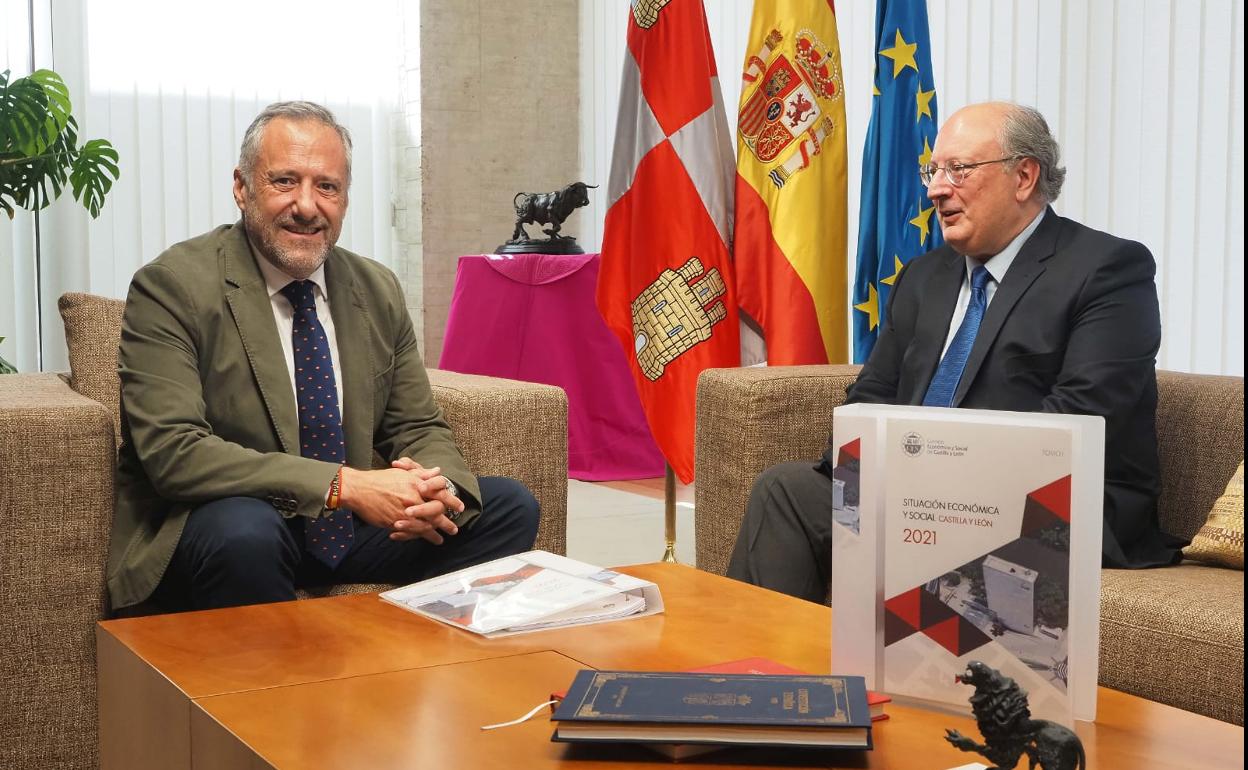 Carlos Pollán y Enrique Cabero junto al informe del CES de 2021.