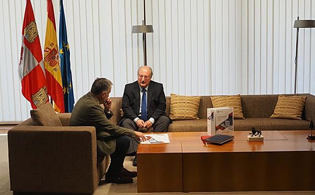 Carlos Pollán recibe a Enrique Cabero.