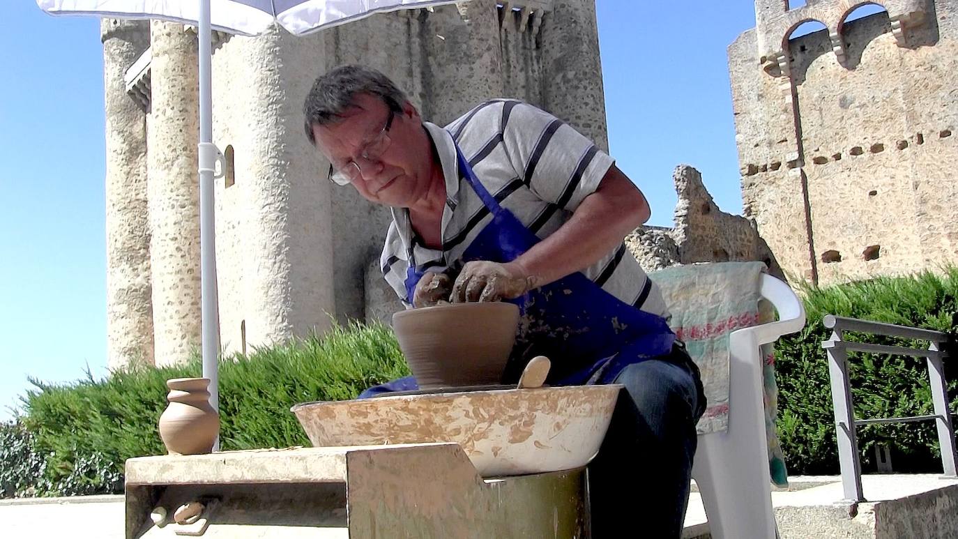 Algunos de los puestos y talleres de la Feria de Artesanía de la localidad. 