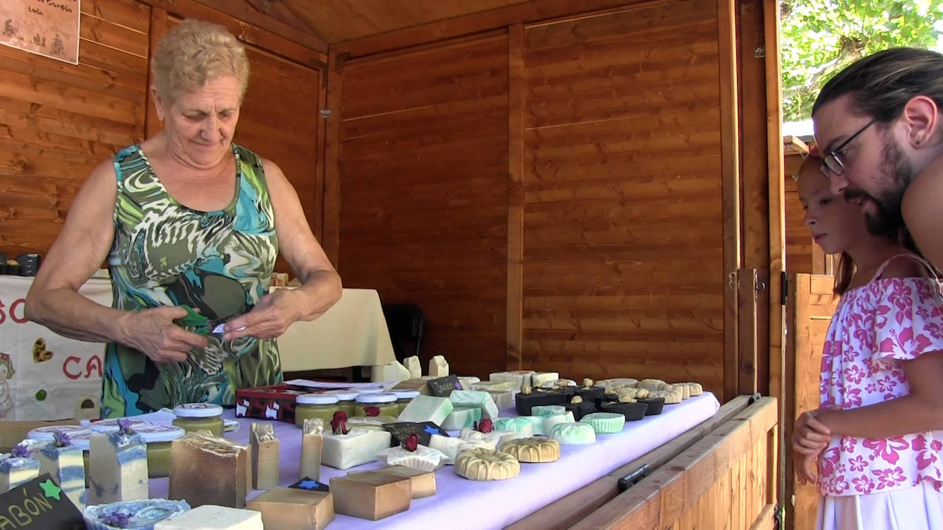 Algunos de los puestos y talleres de la Feria de Artesanía de la localidad. 