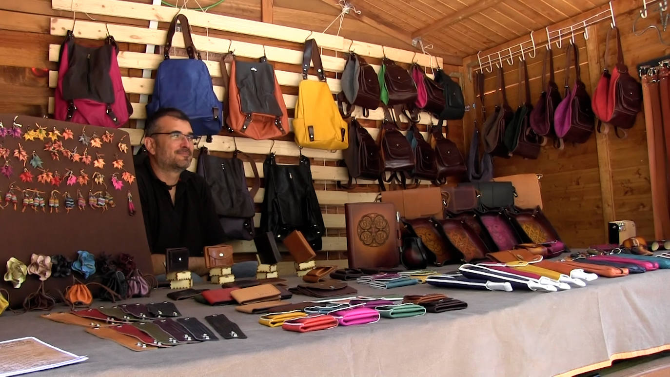Algunos de los puestos y talleres de la Feria de Artesanía de la localidad. 
