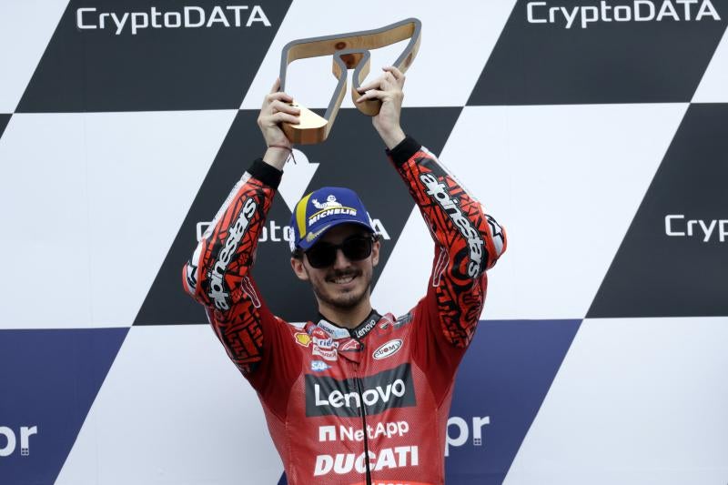 Bagnaia levanta el trofeo que le acredita como vencedor del GP de Austria.