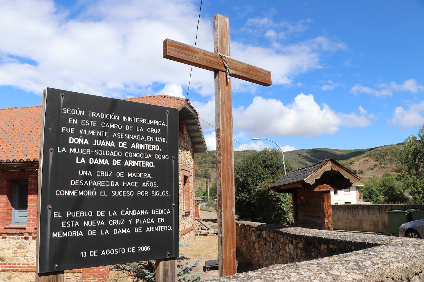 Natural del pequeño pueblo de la montaña leonesa de Aritnero, Juana acudió a la guerra en lugar de su padre para defender el trono de Isabel de Castilla tras la muerte de Enrique IV | Se disfrazó de hombre haciéndose pasar por el caballero Oliveros y consiguió importantes privilegios para la comarca del Curueño por su valentía | Murales, escudos y dibujos recuerdan la figura de la dama en su pueblo natal.