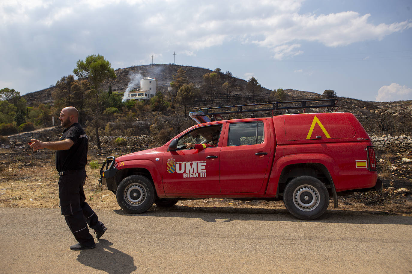 Efectivos de la Unidad Militar de Emergencia luchan contra el incendio forestal en Vall d´Ebo, en la provincia de Alicante.