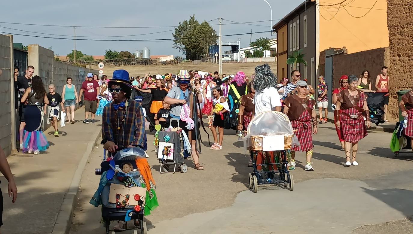 La localidad celebra su fiesta de la alubia con un gran desfile de carrozas llenas de color y nueva normalidad