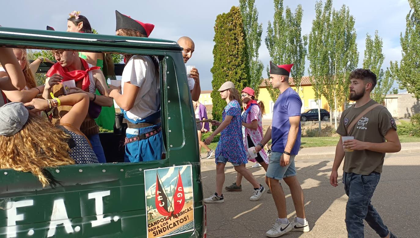 La localidad celebra su fiesta de la alubia con un gran desfile de carrozas llenas de color y nueva normalidad