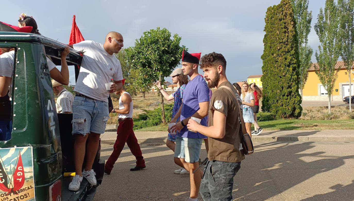 La localidad celebra su fiesta de la alubia con un gran desfile de carrozas llenas de color y nueva normalidad