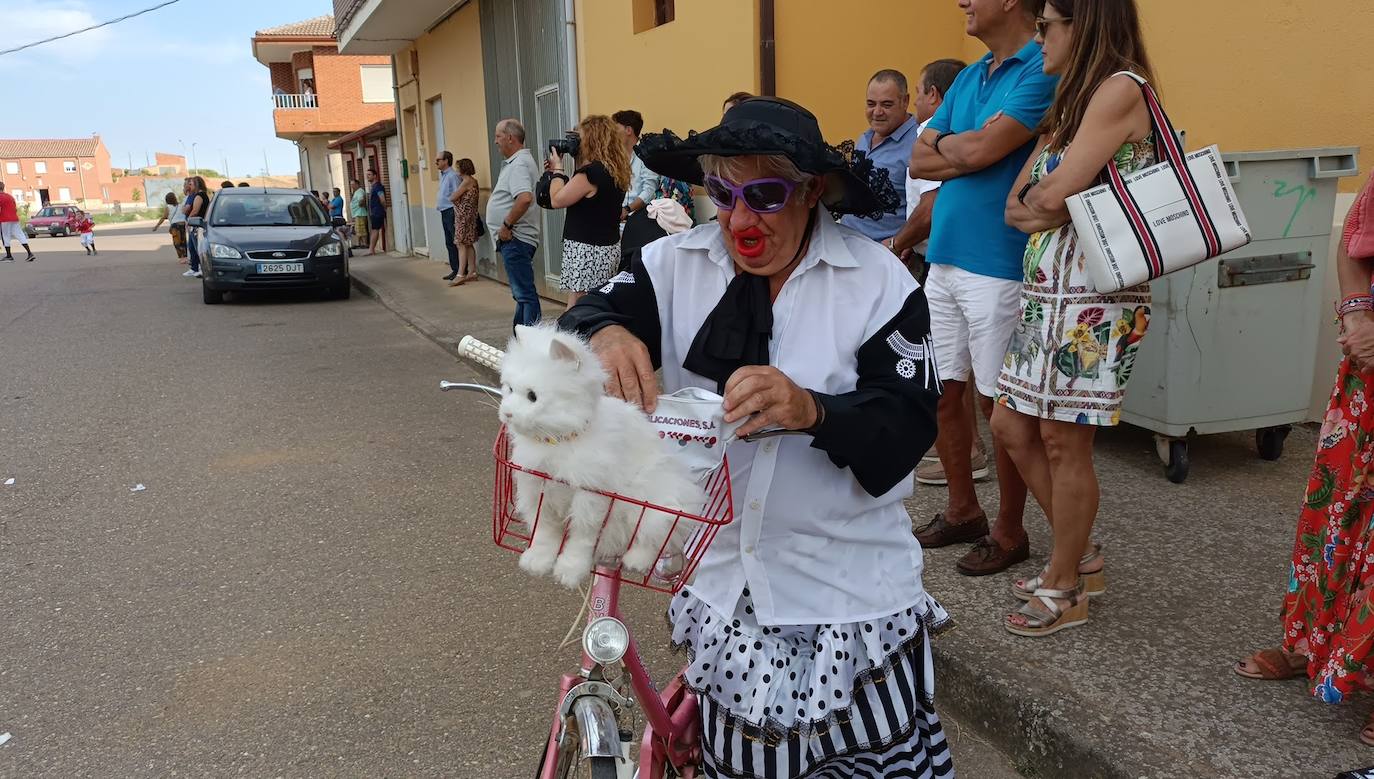 La localidad celebra su fiesta de la alubia con un gran desfile de carrozas llenas de color y nueva normalidad