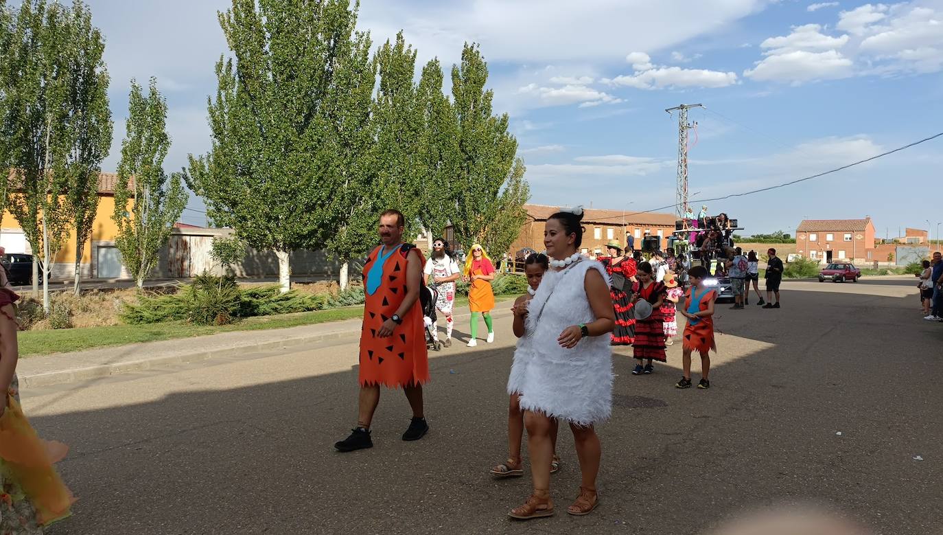 La localidad celebra su fiesta de la alubia con un gran desfile de carrozas llenas de color y nueva normalidad