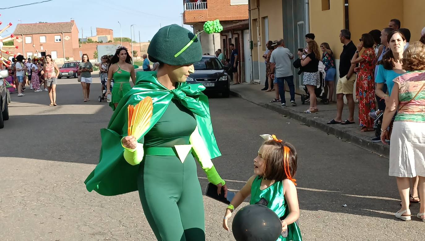 La localidad celebra su fiesta de la alubia con un gran desfile de carrozas llenas de color y nueva normalidad