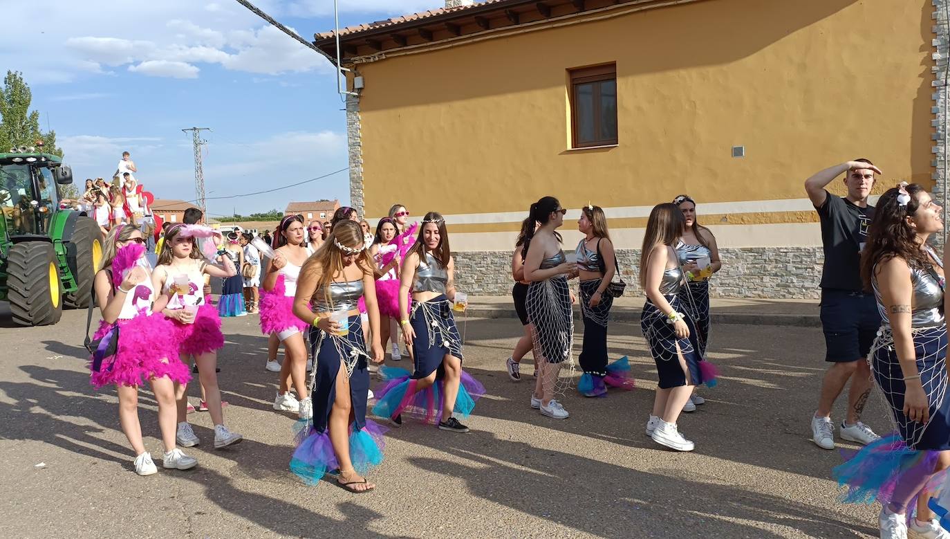 La localidad celebra su fiesta de la alubia con un gran desfile de carrozas llenas de color y nueva normalidad